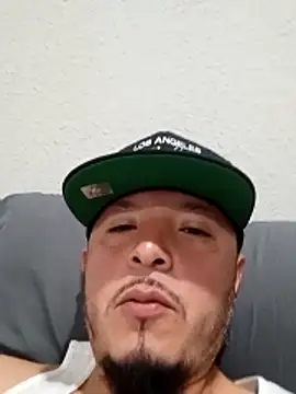 Snapshot of Lalin2323 chatting on February 2026 01:33:01 AM Lalin2323 online show from February 2026 01:33:01 AM