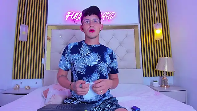 Snapshot of SteelAdonis_ chatting on December 2025 06:19:02 AM SteelAdonis online show from December 2025 06:19:02 AM