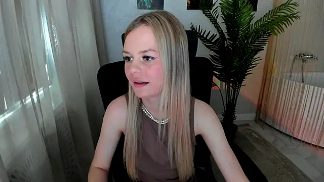 Snapshot of MidnighteAura chatting on May 2026 03:47:01 AM MidnighteAura online show from May 2026 03:47:01 AM