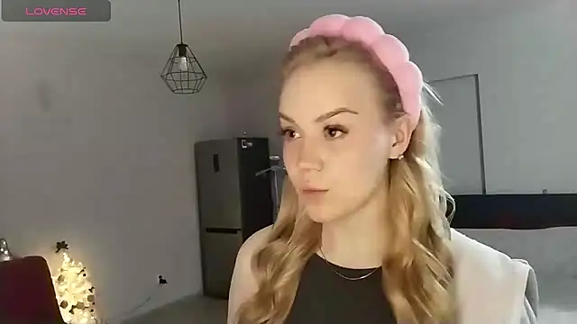 Snapshot of LunaPeony chatting on December 2025 09:11:02 PM LunaPeony online show from December 2025 09:11:02 PM