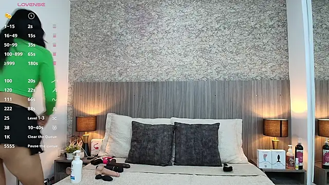 nicol alvarez online show from April 2026 11:47:01 AM