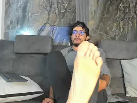 Snapshot of EnzoDarkwood chatting on December 2025 01:59:02 PM EnzoDarkwood online show from December 2025 01:59:02 PM