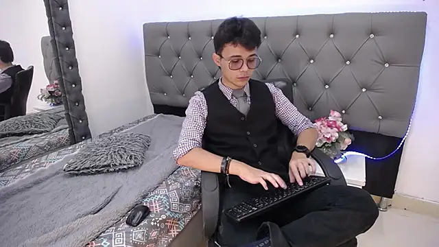 Snapshot of Jules_Silver02 chatting on December 2025 09:12:02 PM Jules Silver02 online show from December 2025 09:12:02 PM