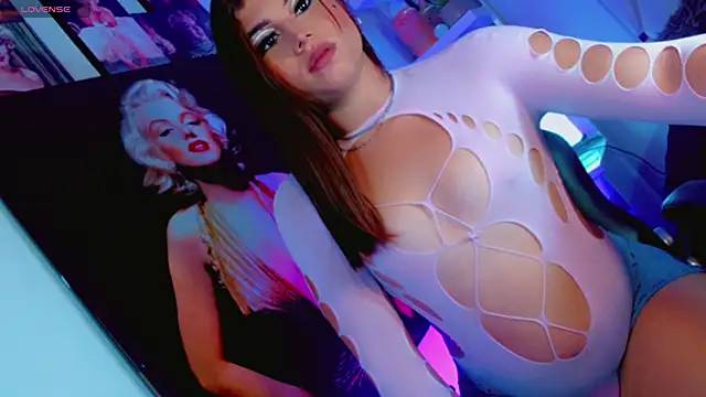 Snapshot of Tiiana_Glow10_ chatting on December 2025 04:09:01 AM Tiiana Glow10 online show from December 2025 04:09:01 AM