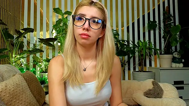 Snapshot of FlowweerGirl chatting on December 2025 09:00:01 PM FlowweerGirl online show from December 2025 09:00:01 PM