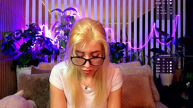 Snapshot of FlowweerGirl chatting on December 2025 09:31:02 PM FlowweerGirl online show from December 2025 09:31:02 PM