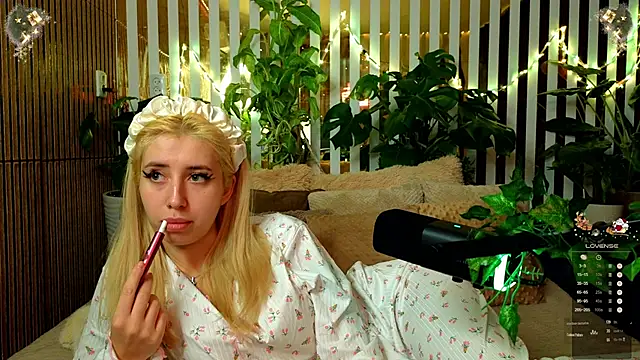 Snapshot of FlowweerGirl chatting on December 2025 11:12:01 PM FlowweerGirl online show from December 2025 11:12:01 PM