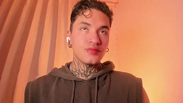 Snapshot of AlecBanne chatting on December 2025 03:00:01 AM AlecBanne online show from December 2025 03:00:01 AM