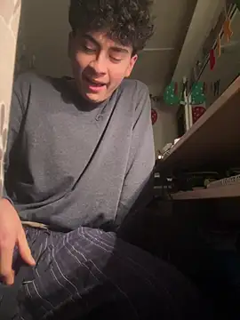 Snapshot of hungspanishtwink chatting on January 2026 05:27:01 PM hungspanishtwink online show from January 2026 05:27:01 PM