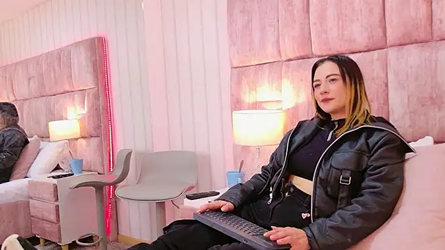 Snapshot of HeatherHazell chatting on December 2025 03:00:02 AM HeatherHazell online show from December 2025 03:00:02 AM