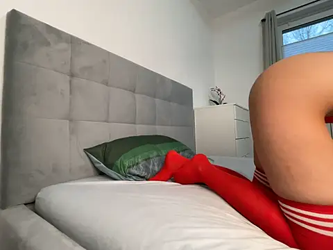 Carlycrush  online show from April 2026 06:00:01 PM