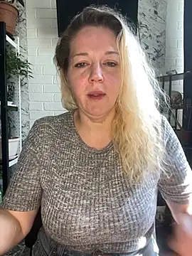 Snapshot of JenniferCarmen chatting on June 2026 04:24:01 AM JenniferCarmen online show from June 2026 04:24:01 AM