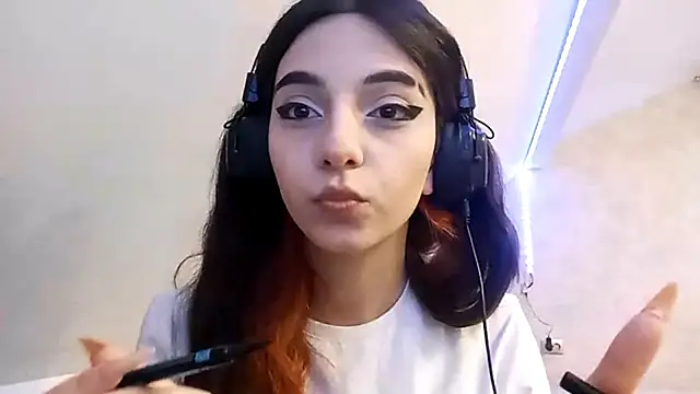 Snapshot of KizzieSchronce chatting on December 2025 04:07:02 AM KizzieSchronce online show from December 2025 04:07:02 AM