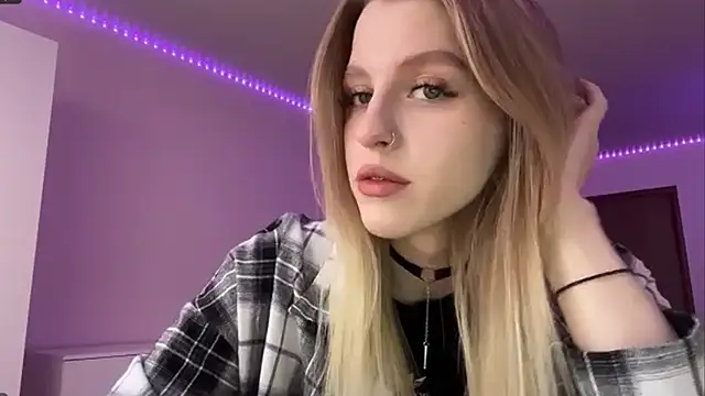 Snapshot of AzoticBasics chatting on December 2025 12:20:01 PM AzoticBasics online show from December 2025 12:20:01 PM