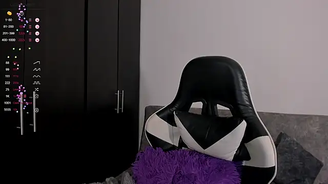 hotcami s online show from April 2026 04:35:01 AM