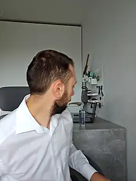 Lovebackground online show from October 2025 08:42:02 AM