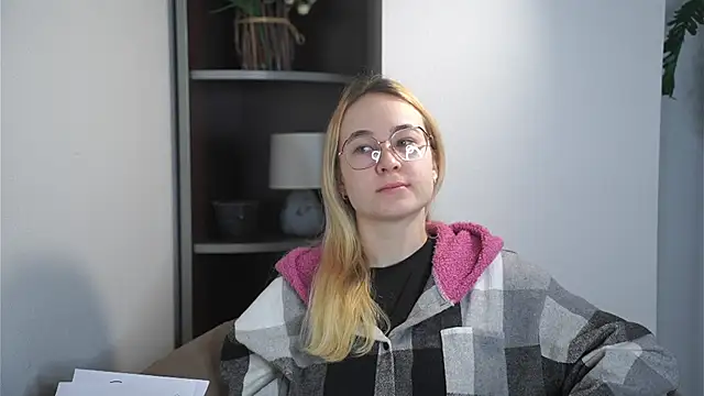 Snapshot of KenaLeski chatting on December 2025 06:08:02 AM KenaLeski online show from December 2025 06:08:02 AM