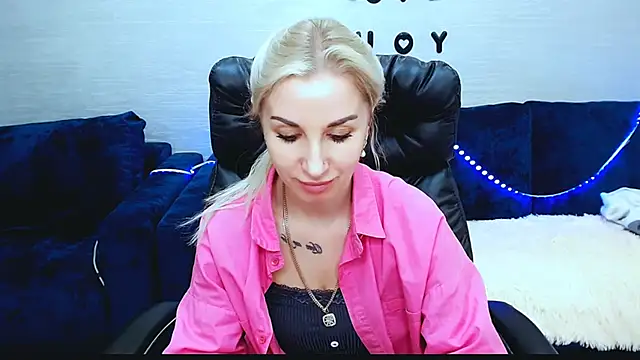 Snapshot of Hanna--Sweet chatting on December 2025 04:00:01 PM Hanna--Sweet online show from December 2025 04:00:01 PM