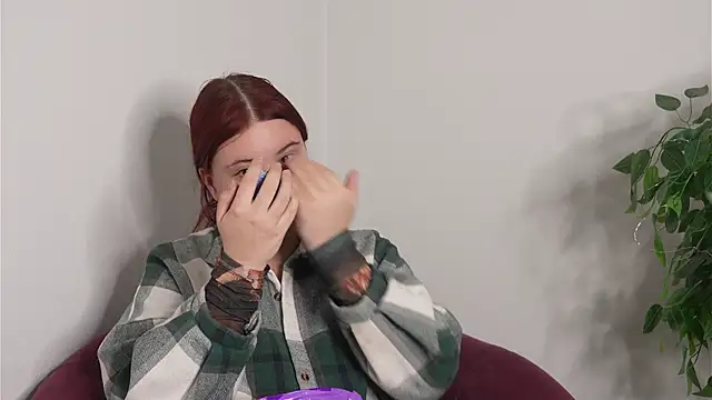 Snapshot of CoralWulf chatting on December 2025 08:52:01 AM CoralWulf online show from December 2025 08:52:01 AM