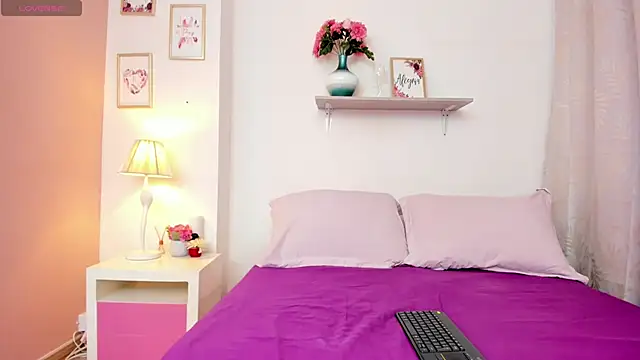 Snapshot of EmmaBell_ chatting on December 2025 12:55:01 PM EmmaBell online show from December 2025 12:55:01 PM