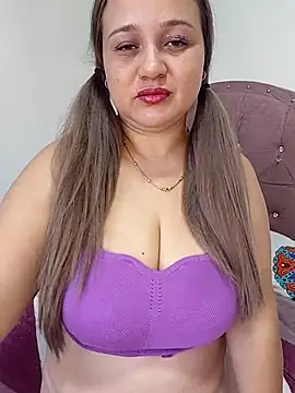 Snapshot of MMia_18 chatting on December 2025 08:47:02 PM MMia 18 online show from December 2025 08:47:02 PM