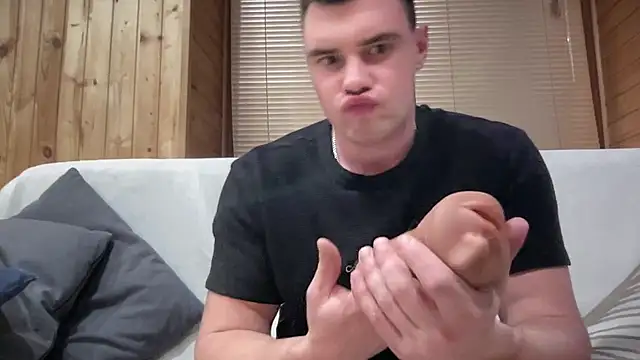 Snapshot of Ronnie_Power chatting on December 2025 10:14:01 PM Ronnie Power online show from December 2025 10:14:01 PM