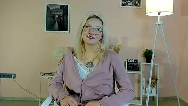 Snapshot of AdelinaMaddalena chatting on December 2025 12:33:02 PM AdelinaMaddalena online show from December 2025 12:33:02 PM