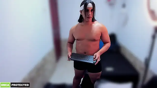 Snapshot of latinboyfit chatting on February 2026 03:14:02 AM latinboyfit online show from February 2026 03:14:02 AM