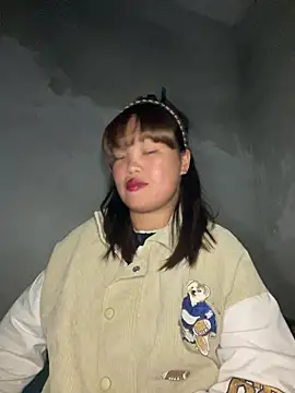 Snapshot of Wendy-2 chatting on April 2026 02:12:02 PM Wendy-2 online show from April 2026 02:12:02 PM