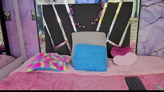 Alice NY online show from April 2026 04:56:01 AM