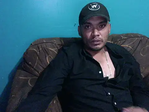 Snapshot of latinomoreno95 chatting on February 2026 01:04:01 AM latinomoreno95 online show from February 2026 01:04:01 AM