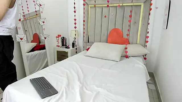 julian xx online show from February 2026 07:54:02 PM