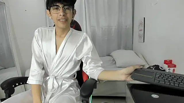 julian xx online show from March 2026 07:06:02 PM