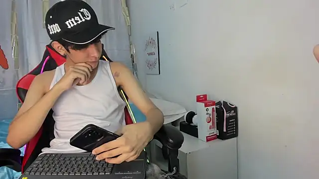 julian xx online show from April 2026 07:25:02 PM