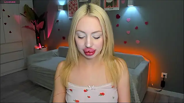 Luna Beverly online show from February 2026 08:18:01 PM