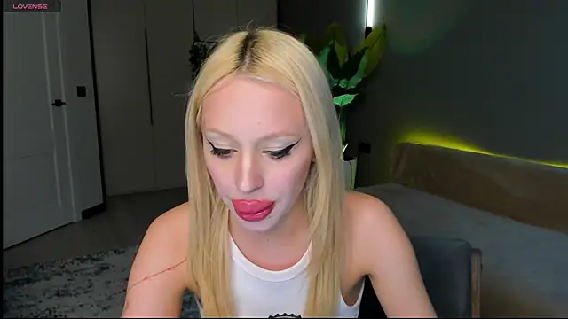 Luna Beverly online show from April 2026 08:24:02 PM