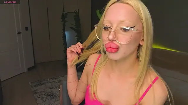 Luna Beverly online show from April 2026 08:11:02 PM