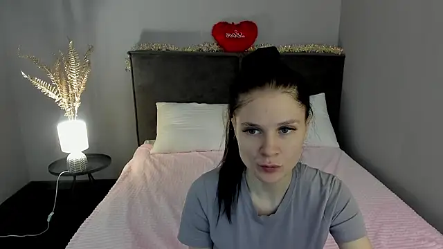 Snapshot of SkinyJoys chatting on February 2026 01:57:01 AM SkinyJoys online show from February 2026 01:57:01 AM