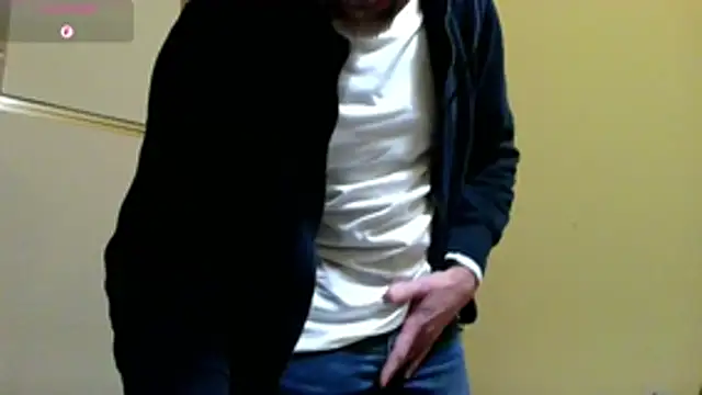 Snapshot of Ele7b5 chatting on January 2026 09:39:02 PM Ele7b5 online show from January 2026 09:39:02 PM