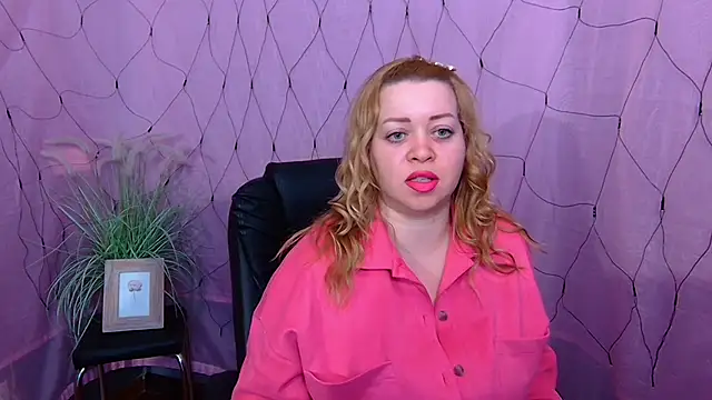 Snapshot of OliviaVerr chatting on February 2026 01:14:02 PM OliviaVerr online show from February 2026 01:14:02 PM