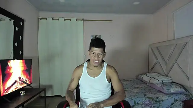 Snapshot of antonio_aguilarx chatting on July 2026 11:44:01 PM antonio aguilarx online show from July 2026 11:44:01 PM