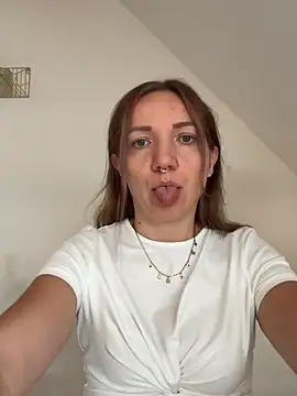 Snapshot of Marina_und_Jayden chatting on July 2026 12:58:02 PM Marina und Jayden online show from July 2026 12:58:02 PM
