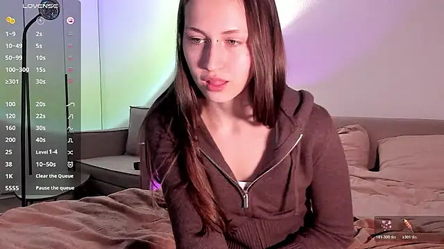 julie qwerty online show from March 2026 04:44:02 PM