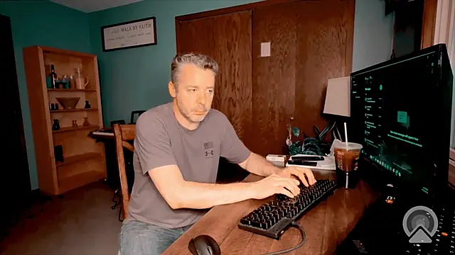 Snapshot of chrisw8140 chatting on June 2026 01:23:02 AM chrisw8140 online show from June 2026 01:23:02 AM