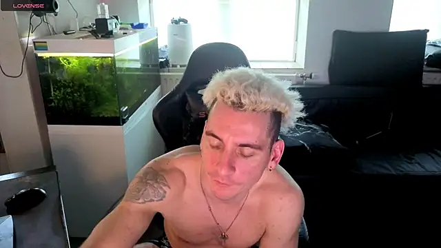 Rayzel White online show from May 2026 04:33:02 PM