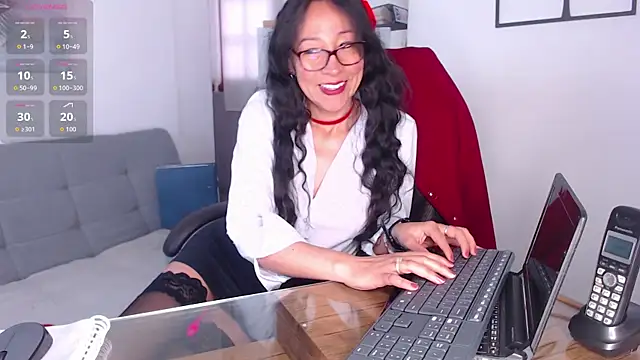 Snapshot of loretta_fraser chatting on May 2026 01:07:01 PM loretta fraser online show from May 2026 01:07:01 PM