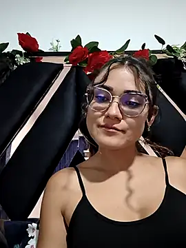 Snapshot of Freyarosse chatting on February 2026 11:01:01 PM Freyarosse online show from February 2026 11:01:01 PM