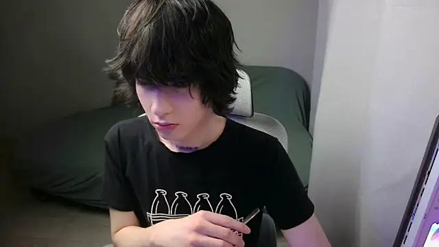 Snapshot of LeonBoykisser chatting on February 2026 02:53:02 PM LeonBoykisser online show from February 2026 02:53:02 PM