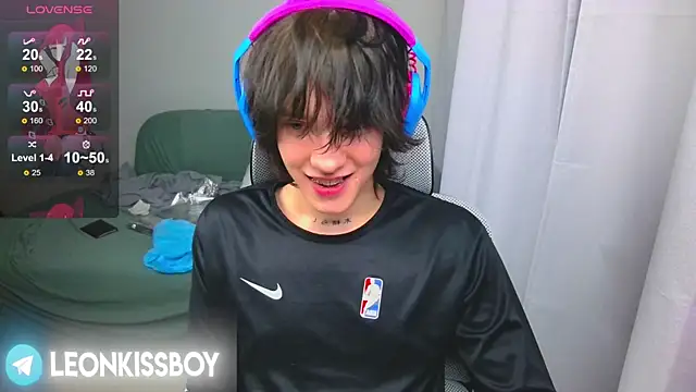 LeonBoykisser online show from April 2026 01:34:02 PM