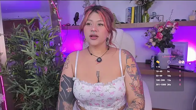Snapshot of _Lorraine_v chatting on June 2026 09:35:02 PM Lorraine v online show from June 2026 09:35:02 PM